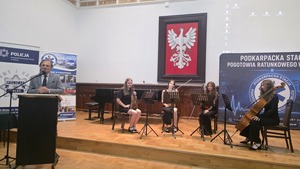 uczestnicy forum, policjanci, medycy, lekarze, prelegenci