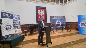 uczestnicy forum, policjanci, medycy, lekarze, prelegenci