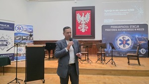 uczestnicy forum, policjanci, medycy, lekarze, prelegenci