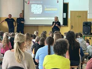 uczniowie z policjantami