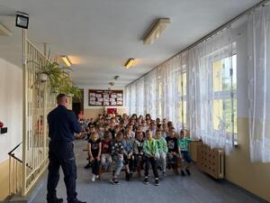 uczniowie z policjantami