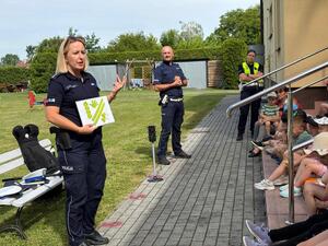przedszkolaki z policjantami