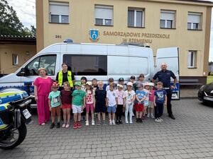 przedszkolaki z policjantami