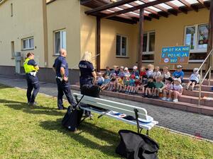 przedszkolaki z policjantami