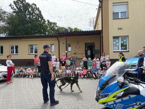 przedszkolaki z policjantami