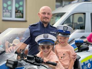 przedszkolaki z policjantami