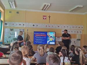 policjanci i dzieci podczas prelekcji