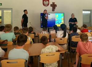 policjanci i dzieci podczas prelekcji
