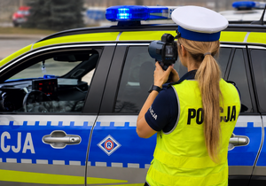 policjantka dokonująca pomiaru prędkośći