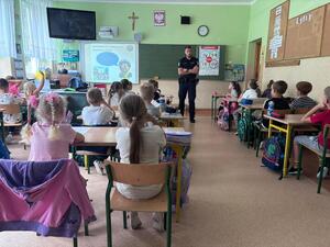 dzieci z SP 3 w Mielcu z policjantami