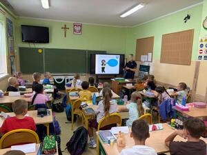 dzieci z SP 3 w Mielcu z policjantami