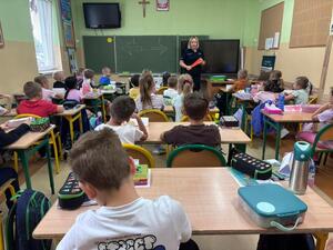 dzieci z SP 3 w Mielcu z policjantami