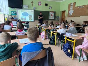 dzieci z SP 3 w Mielcu z policjantami