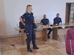 seniorzy i policjanci