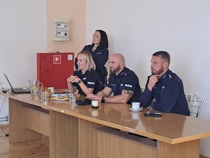 seniorzy i policjanci